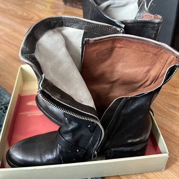 Women's Black Leather Boots - Picture 9 of 14